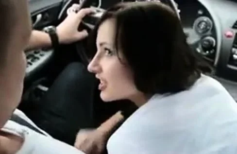 Amatoriale Ragazza Pompino con Ingoio in Auto