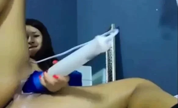 Brazilian webcam girl masturbates