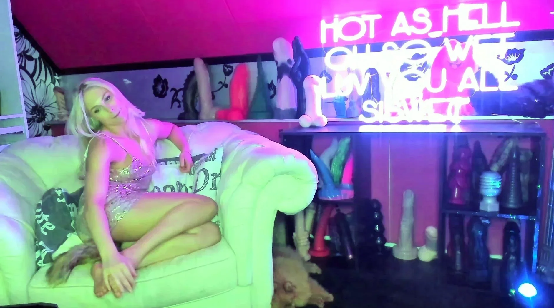 Hottest Amateur 19yo Blonde Teen going solo on Webcam