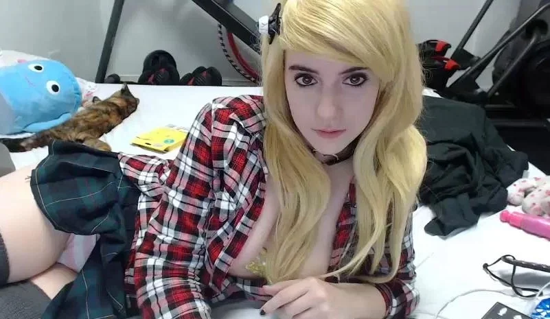 Amateur Webcam Cute Teen Plays Solo with Big Dildo
