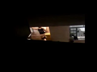 Minha vizinha no banheiro no flagra 4