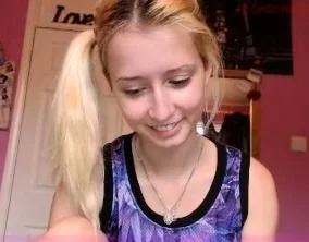 Amateur Webcam Cute Teen Plays Solo with Big Dildo