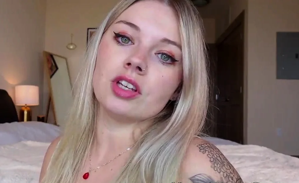 Amateur Webcam Cute Teen Plays Solo with Big Dildo