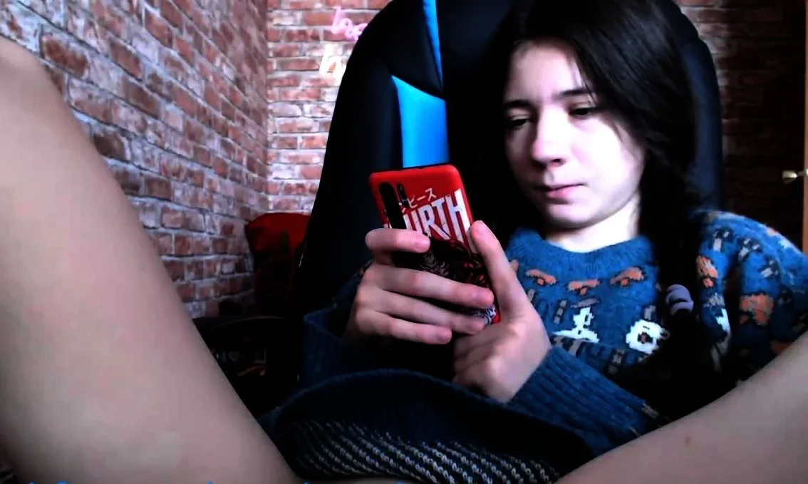 Hot amateur webcam teen masturbates for their fans
