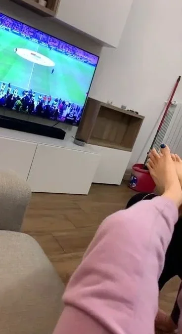 Amateur Foot Fetish Girlfriend Sucks and gives a Footjob