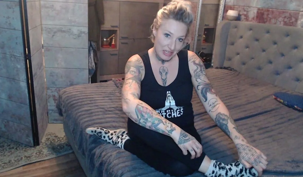 Amazing blonde german webcam milf high heel masturbation