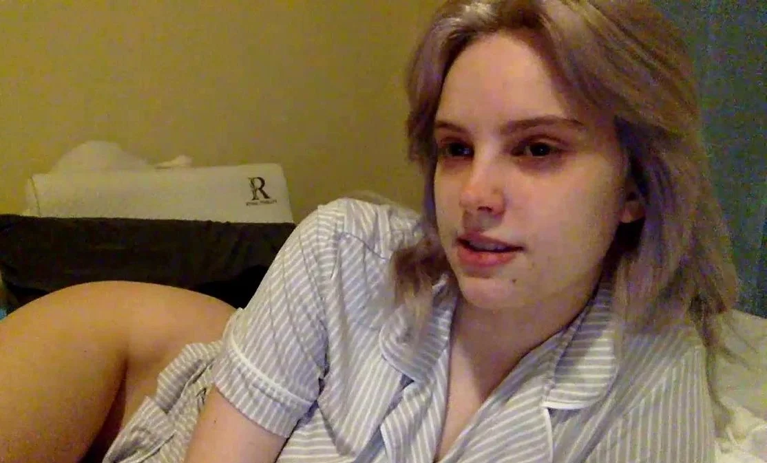 Hot amateur webcam teen masturbates for their fans