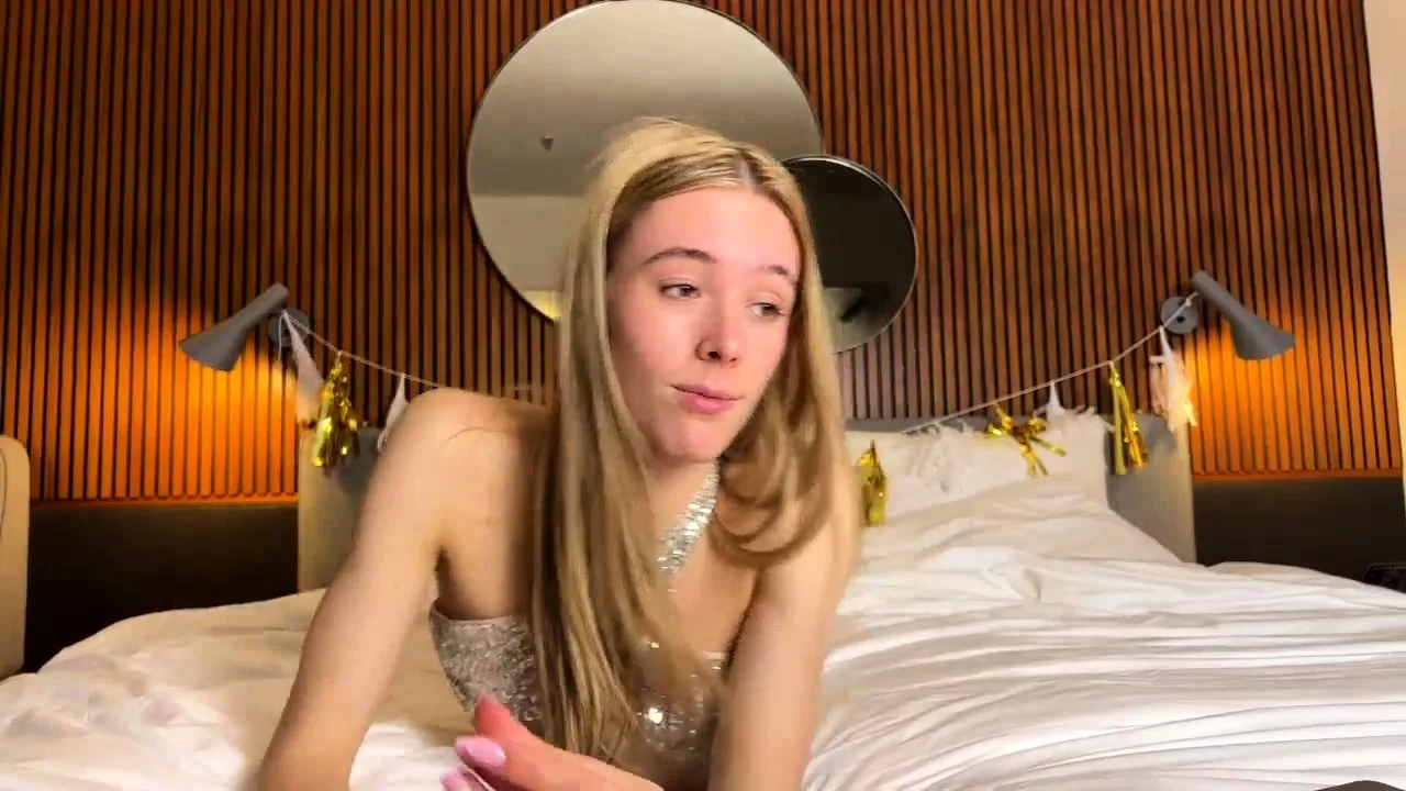 AMATEUR BIGTIT BLONDE TEEN MASTURBATES IN STALKINGS