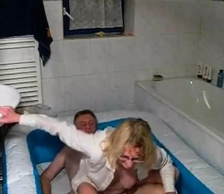 Pissen und Ficken imPool