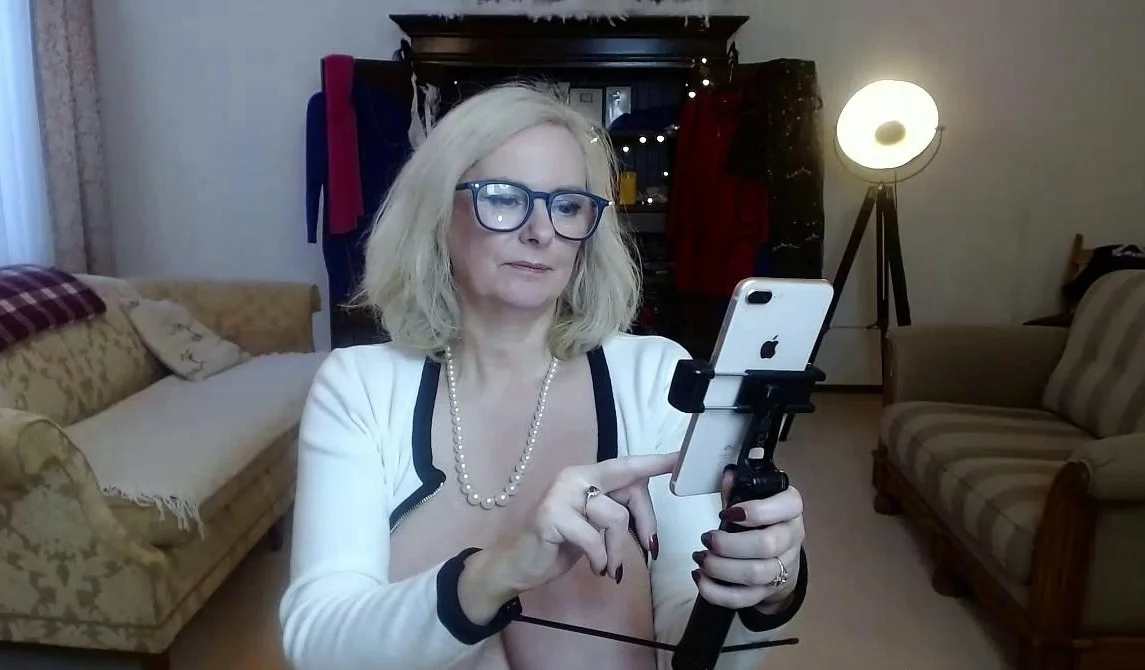 Close up MILF masturbation