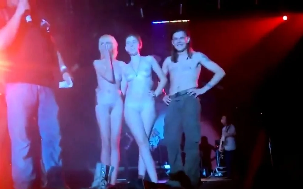 amateur nude stage concert