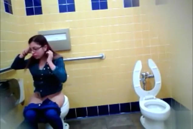 Pretty nerd comes to take a leak