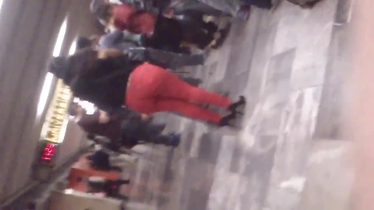 Nalgotas en pantalon apretado rojo II