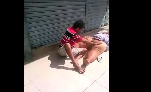 Chupando a Buceta da gorda no meio da rua