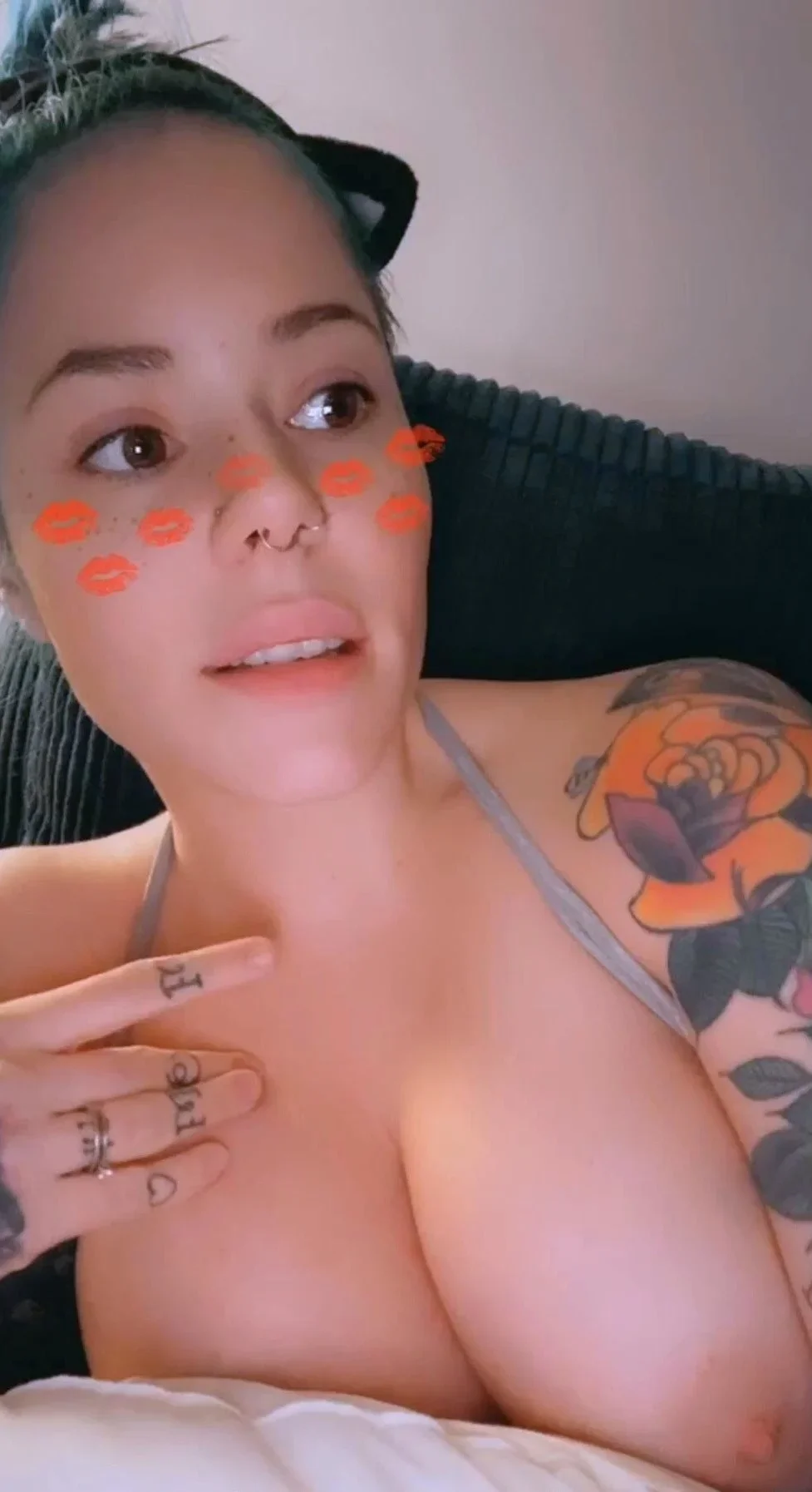 Babe With Big Boobs Masturbates