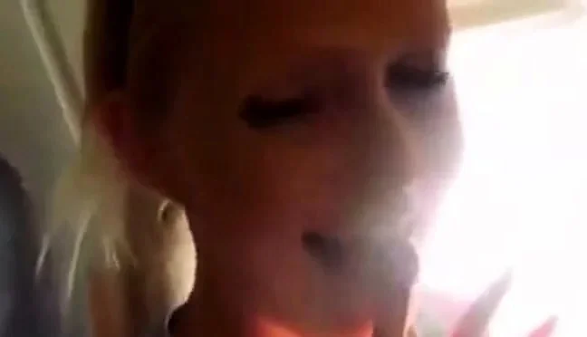 blonde blowjob in einem flugzeug