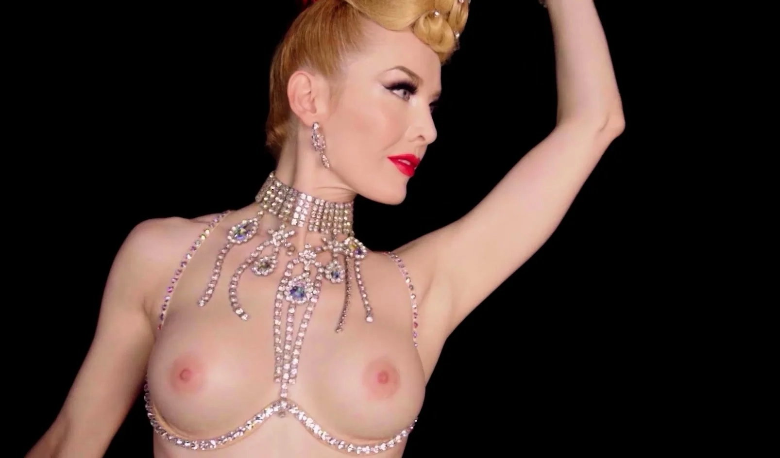 Shining burlesque babe reveals her boobs