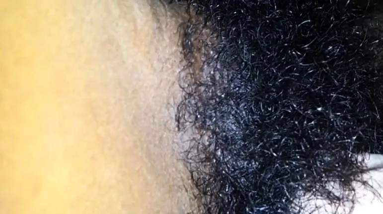 NEGRA PELUDA COM O VIBRADOR