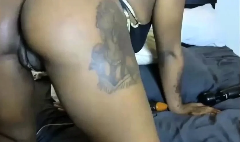 Big Booty Ebony Babe Showing Her Pretty Pussy