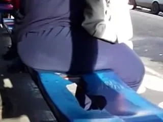 Coroa Bunduda sentada no banco