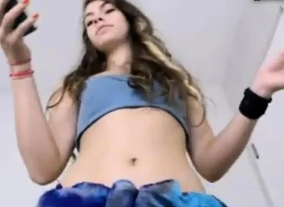 Sexy assed girl shaking ass on cam