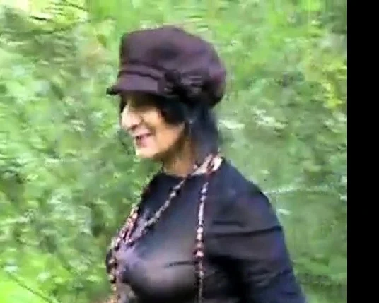 kathy au parc sans culotte