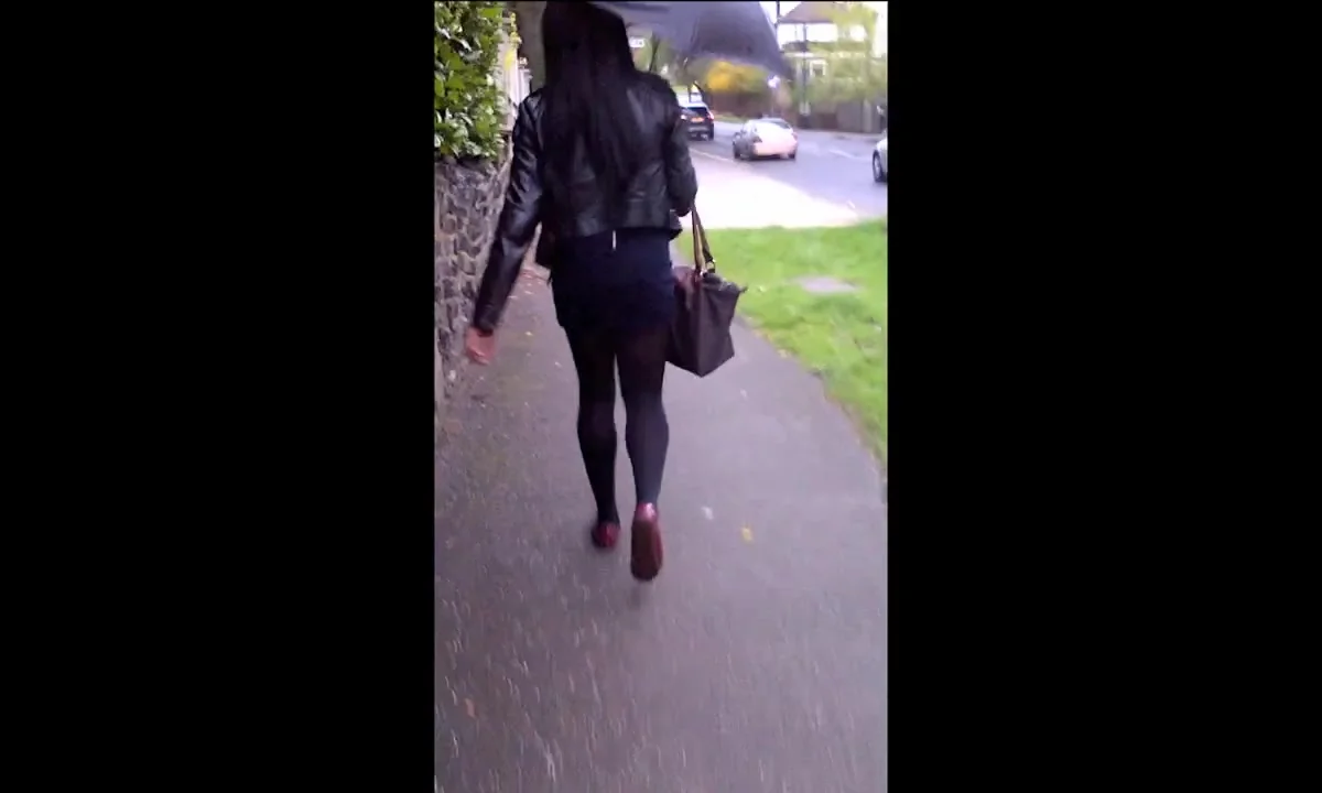 Candid sexy hottie in miniskirt