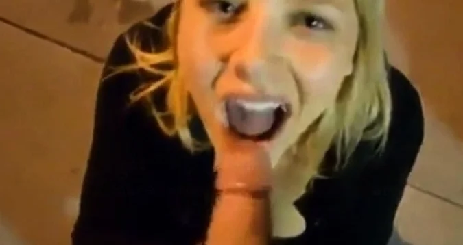 elle suce dans la rue