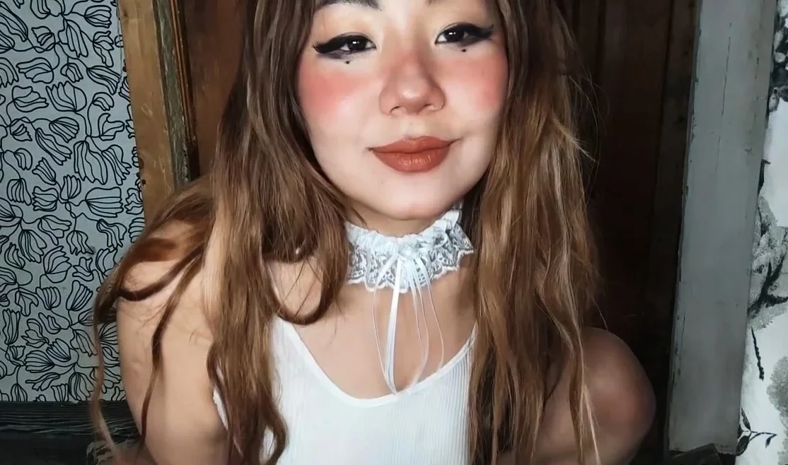 Mom Lian masturbates in pantyhose