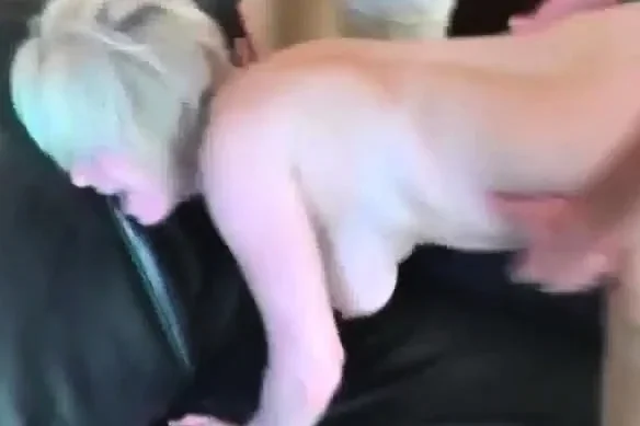 Geile deutsche Milf nimmt sechs Ladungen in ihren Arsch