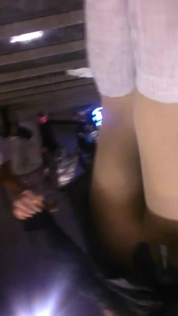 Pantyss hottie in leathr skirt