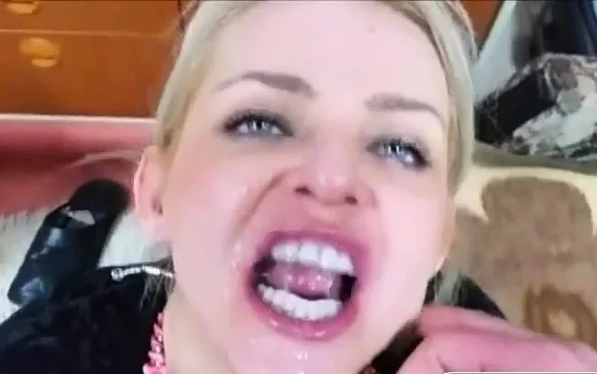 du sperme plein la bouche