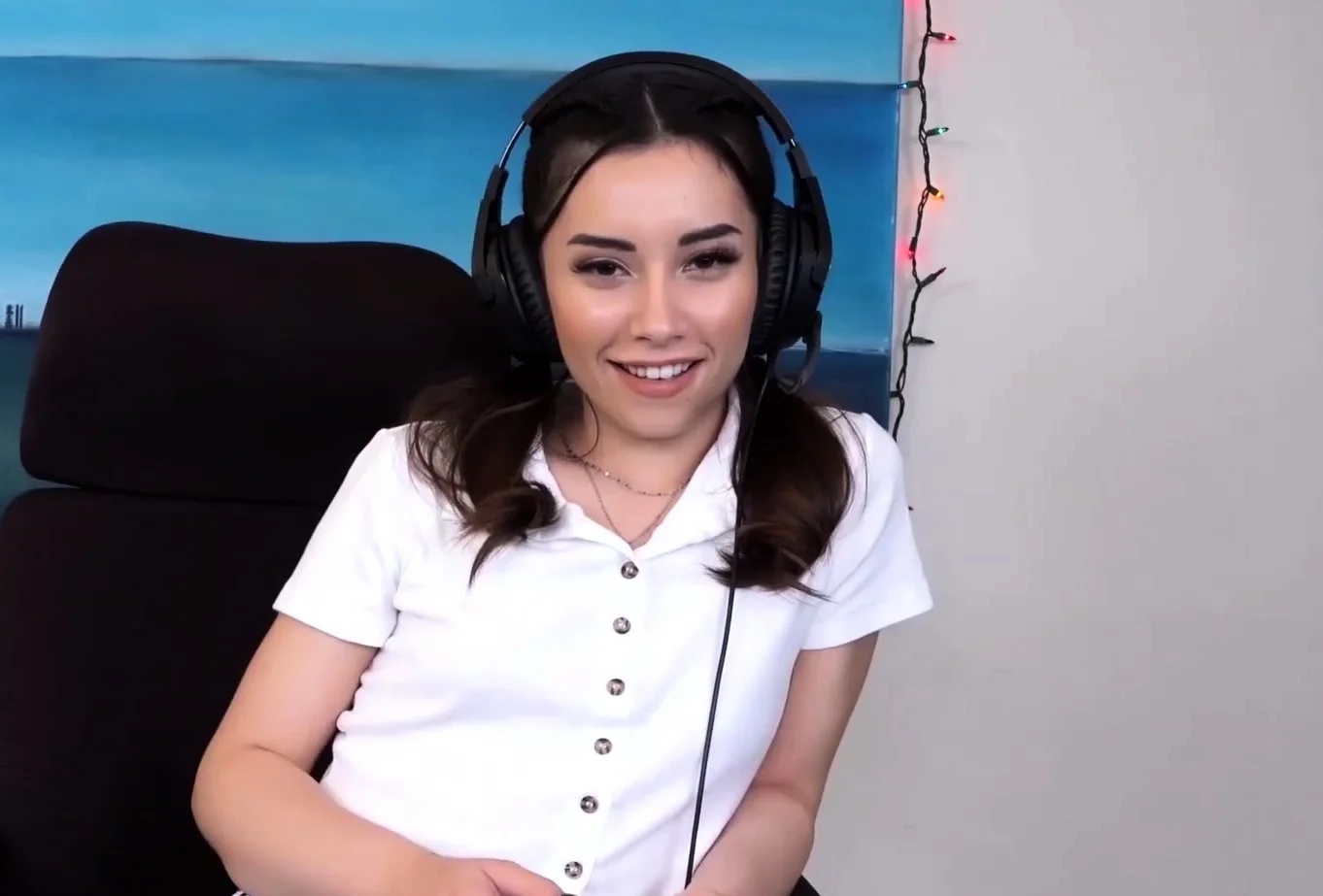 Aria Lee Cute Gamer Girl vibrate her clit