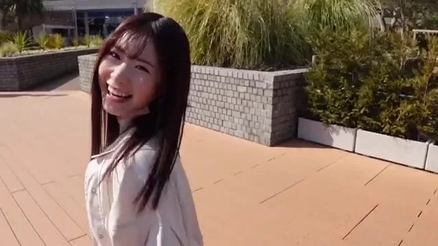 清楚な笑顔美女が昼は男とラブラブデート、夜は手マンで濡れ濡れ濃密エッチ