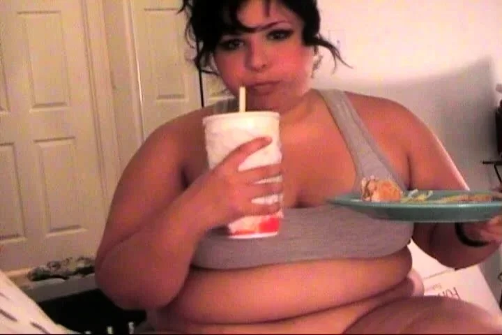 Miss Fortune eats a Burger and shows belly