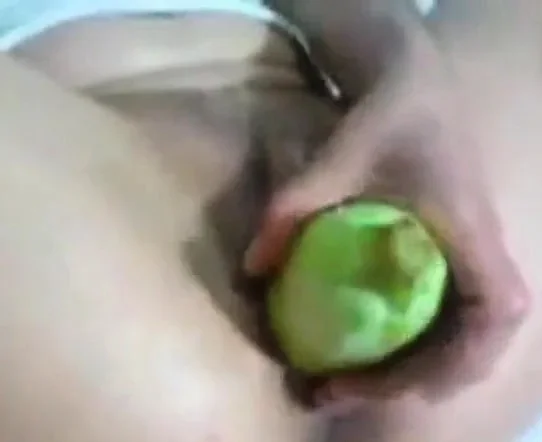 Amateur fisting herself, vegetable inserion