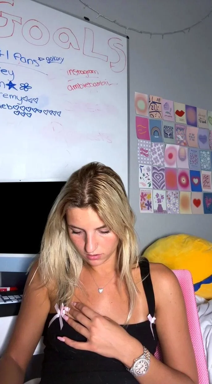 Amateur Webcam Cute Teen Plays Solo with Big Dildo