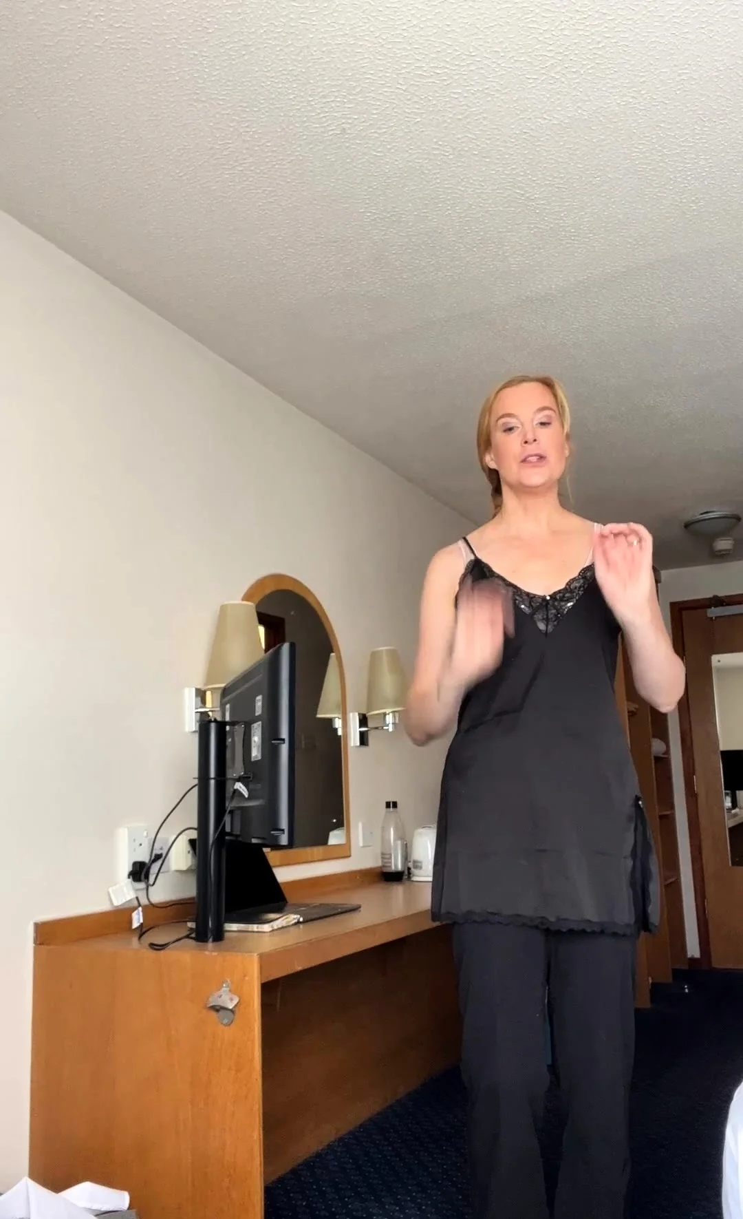 Cumshot amateur MILF suck and jerks dude in the bedroom