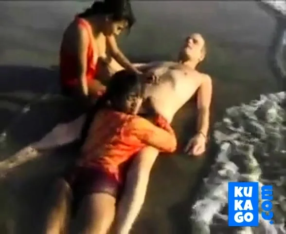2 Indian girls with white guy in beach have fun blowjob..