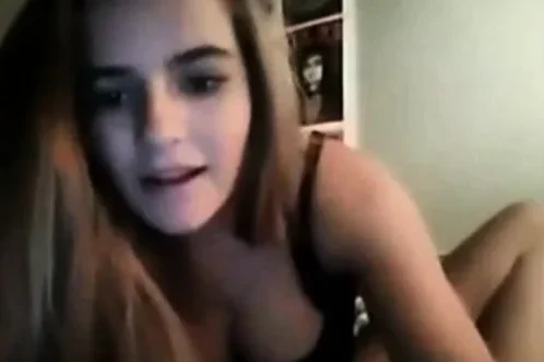 esta joven se calienta y se masturba por webcam