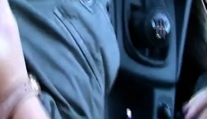 Blowjob waehrend der Autofahrt