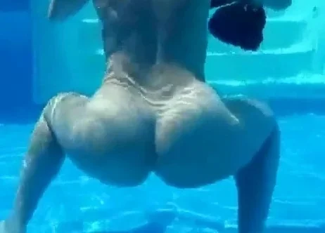 Curvy pawg strips and shakes her big booty underwater