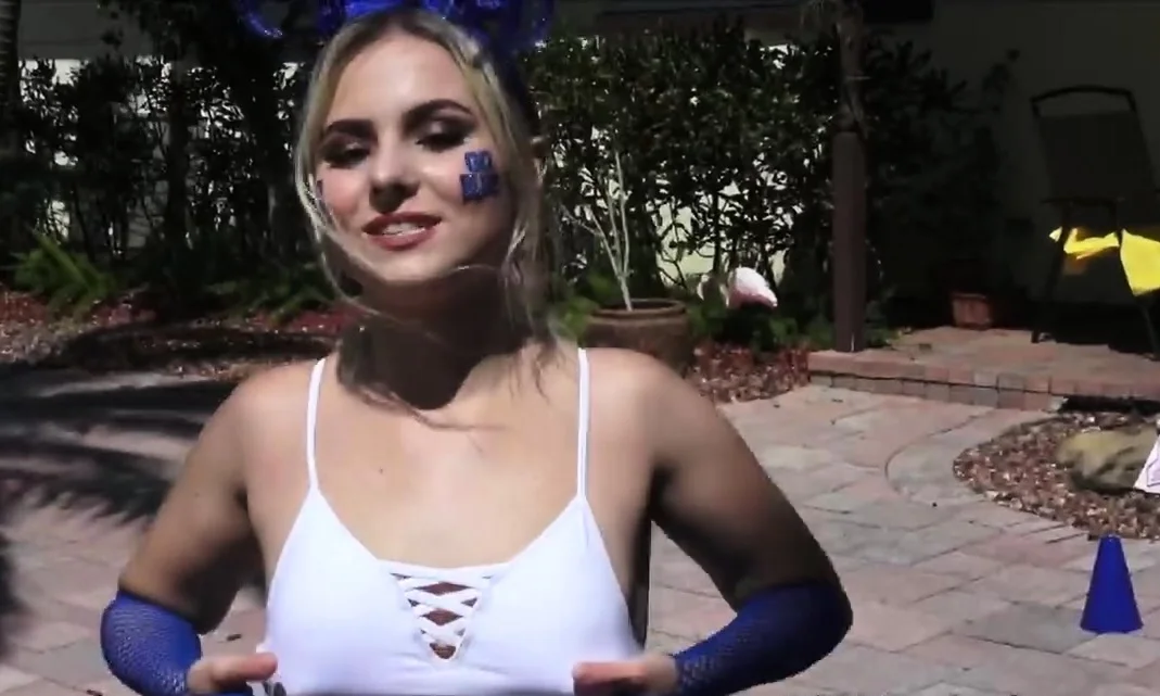 Fucking blonde money raising cutie in the backyard