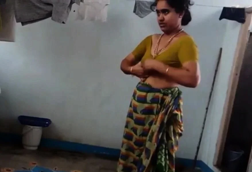 desi with hairy armpit wears saree after bath