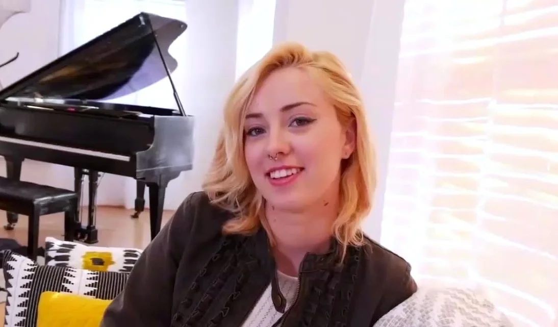 Smoking hot blonde is ready to do porn