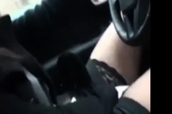 Trop impatiente elle se masturbe en roulant