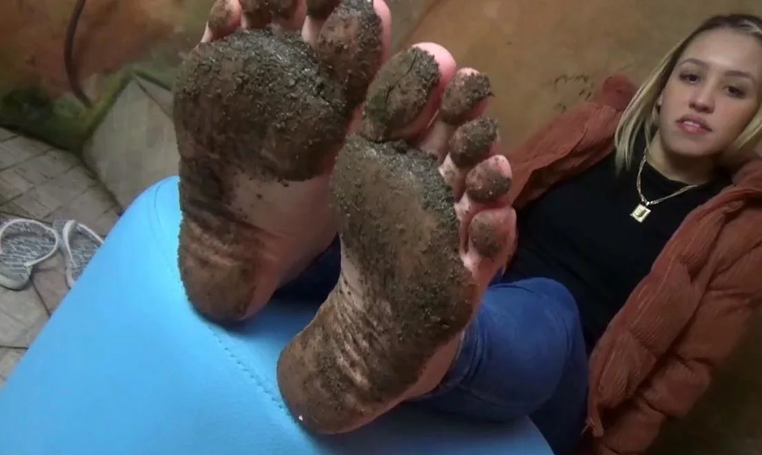 Amateur Foot Fetish Girlfriend Sucks and gives a Footjob