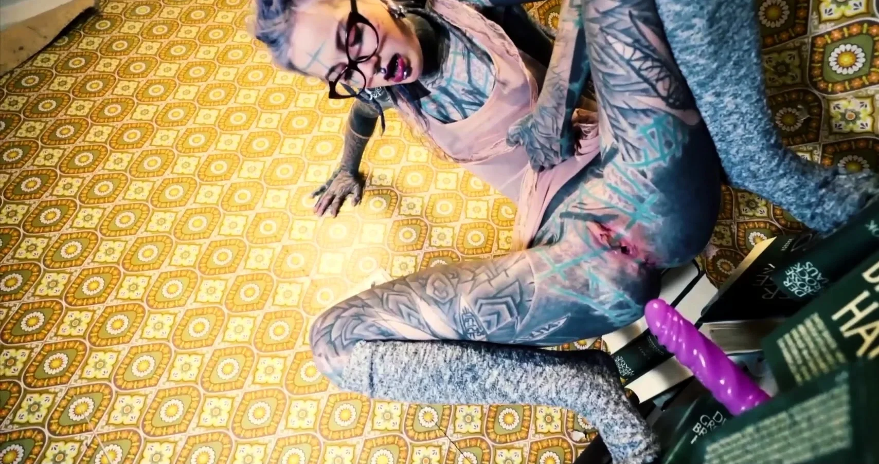 Inked babe Anuskatzz fucks both of her tight holes