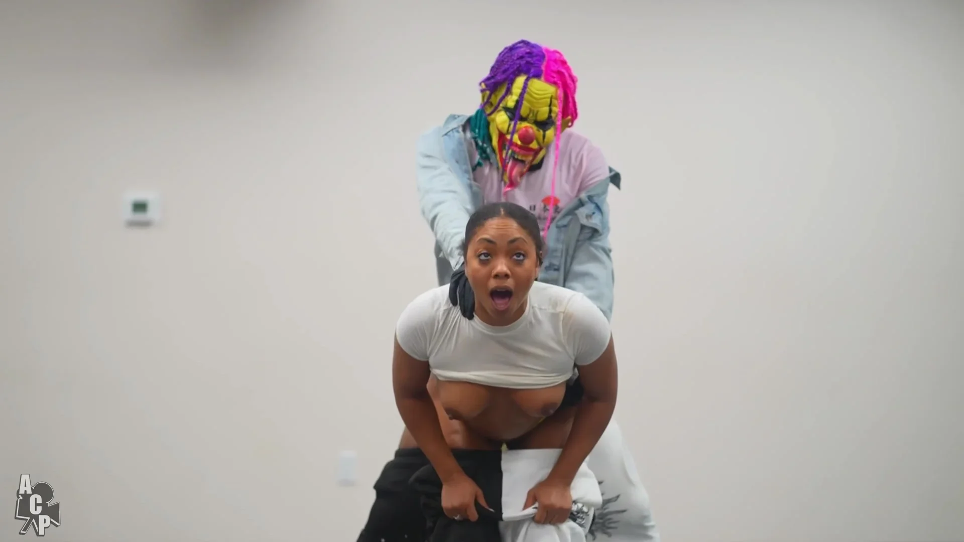 Cali Caliente In Et Gibby Le Clown Se Livrent A Un Concours D