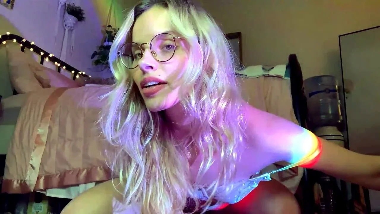 Amateur blonde babe masturbates on cam